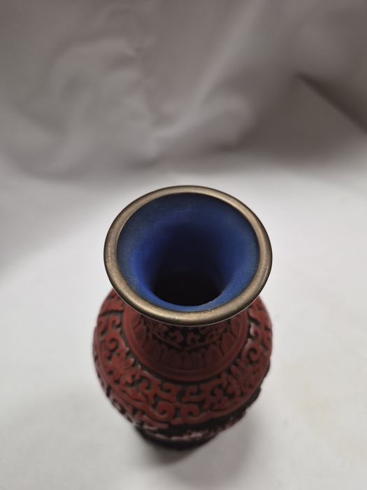 Chiński wazon z laki/mosiądzu