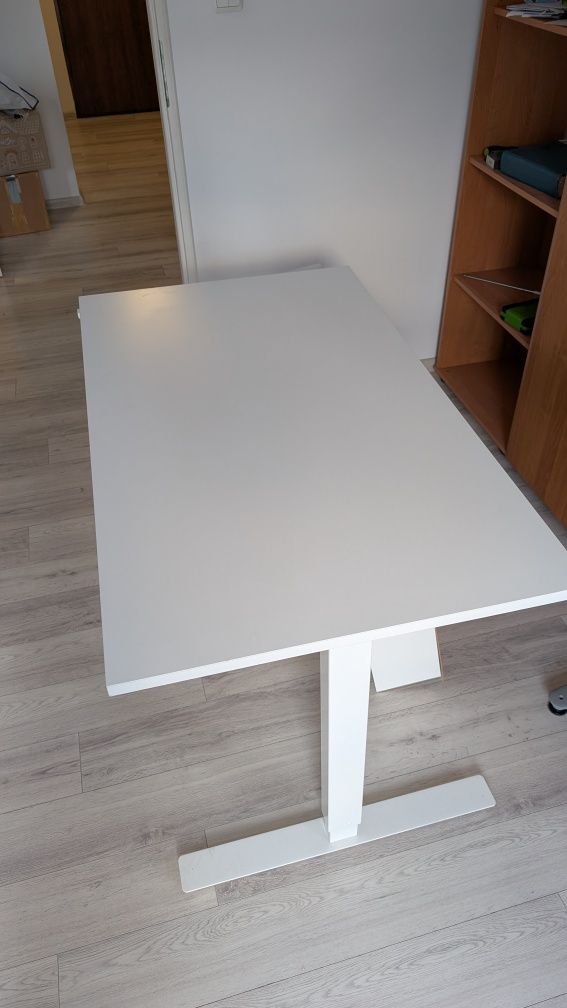 Regulowane biurko,  IKEA Skarsta 120×70, pułka