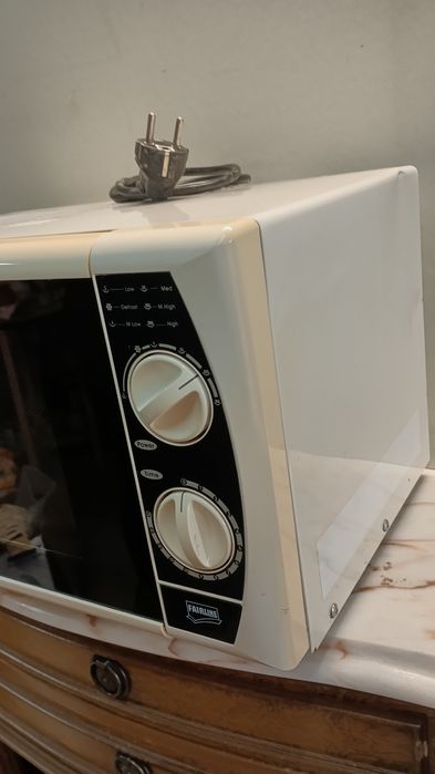 Microondas marca FIRLINE a funcionar perfeitamente, em perfeitas condi