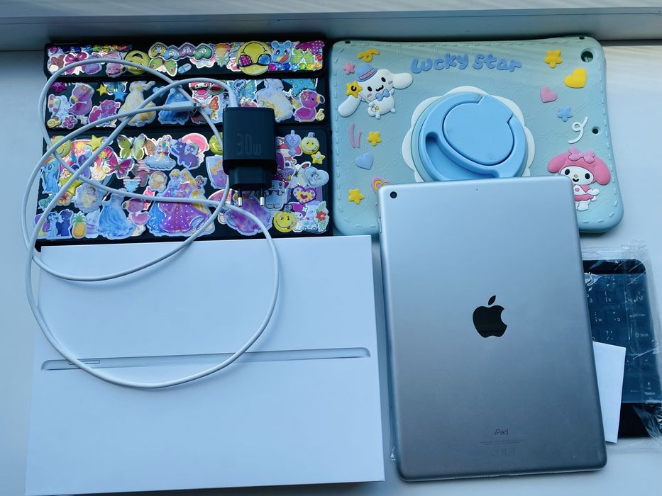 iPad 9th 2021 10.2 64gb планшет, 3 чохли, клавіатура, зарядка, коробка
