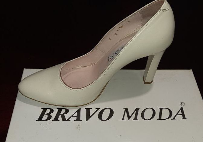 Туфлі жіночі шкіряні молочні на шпильці Bravo Moda