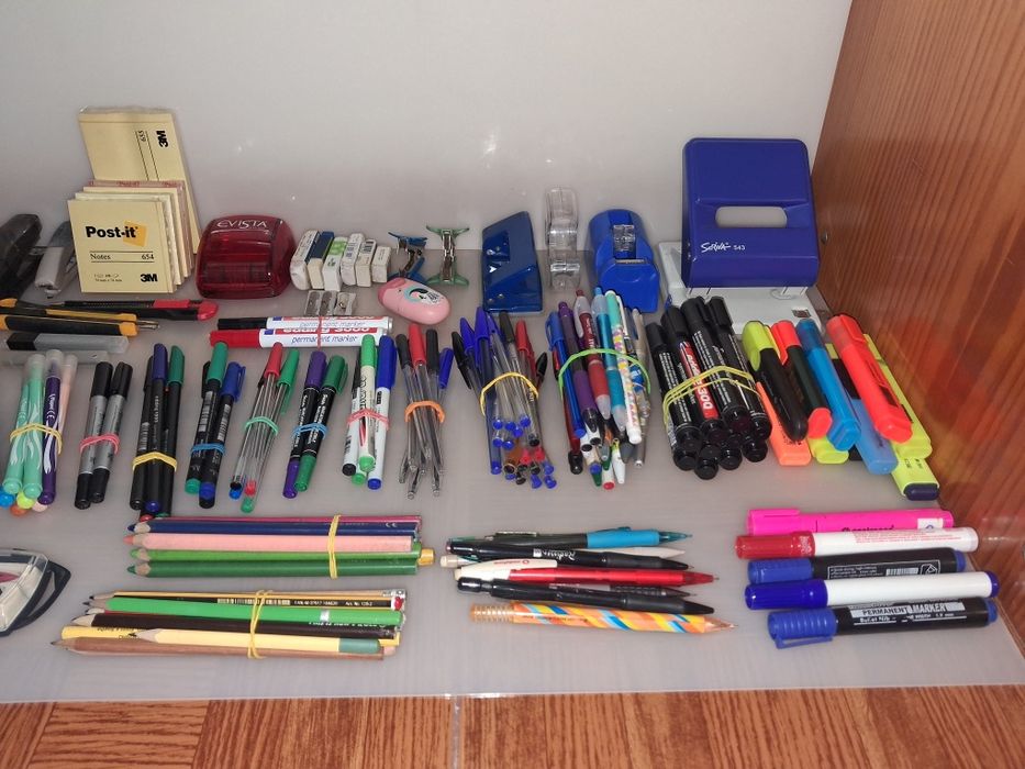Diverso Material Escolar e de Escritório