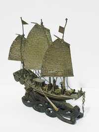 Rara antiga miniatura de um barco Junk asiático prateado e dourado