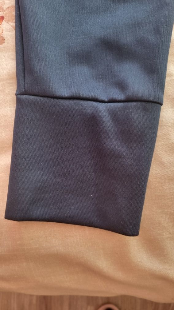 Spodnie w kolorze ciemnego granatu