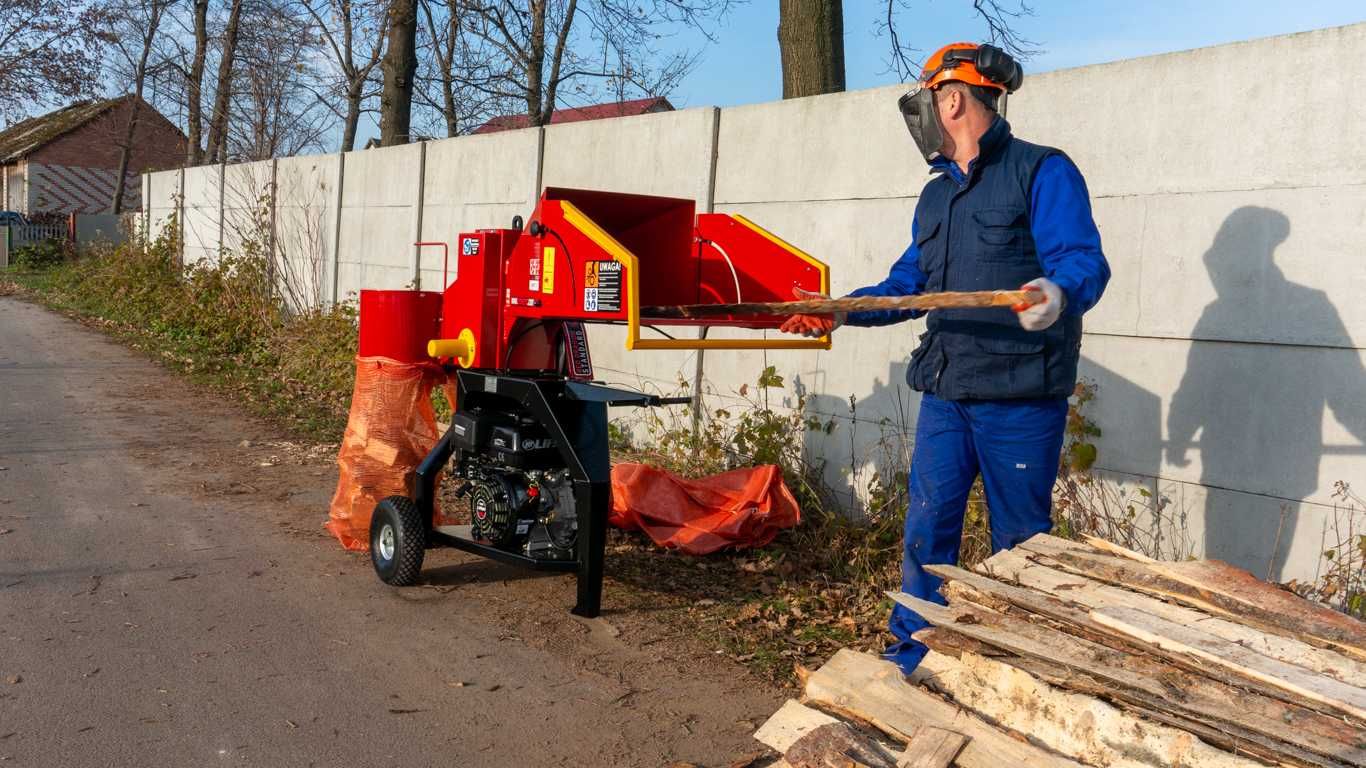 Rozdrabniacz walcowy REMET RS-100 == spalinowy rębak do gałezi==