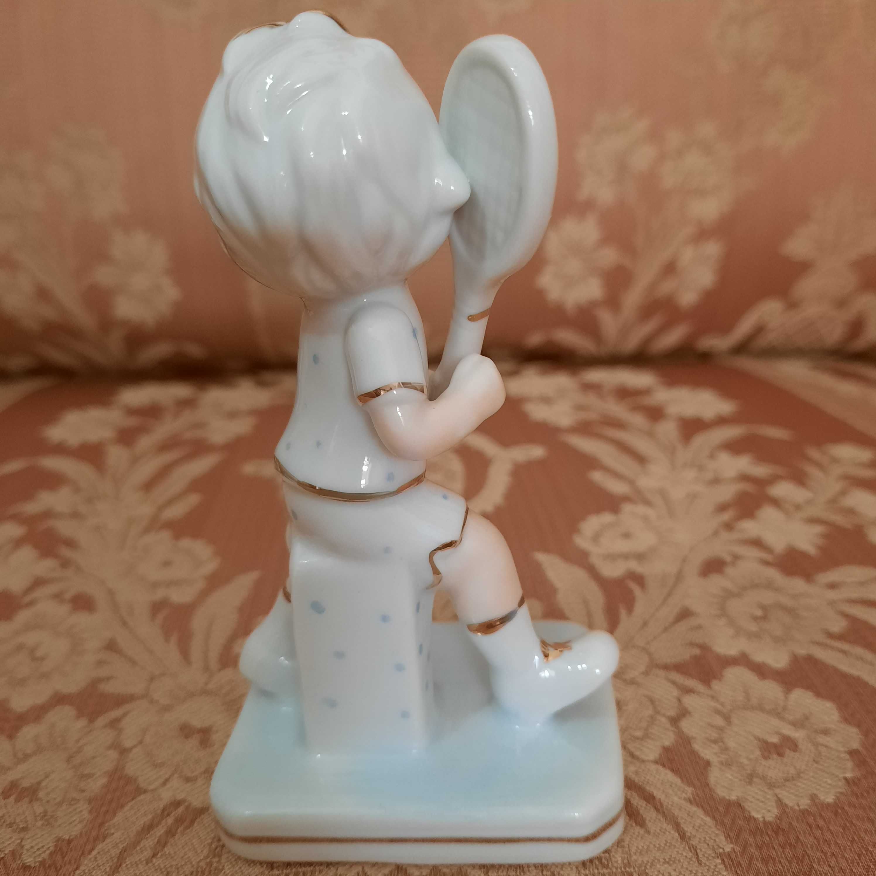 Estatuetas de porcelana de crianças. Congunto.