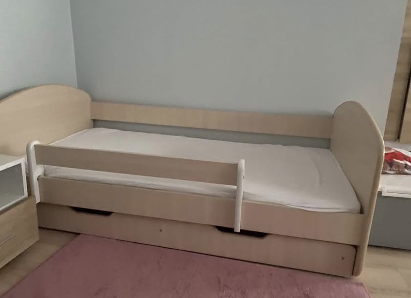 Łóżko dziecięce z barierką