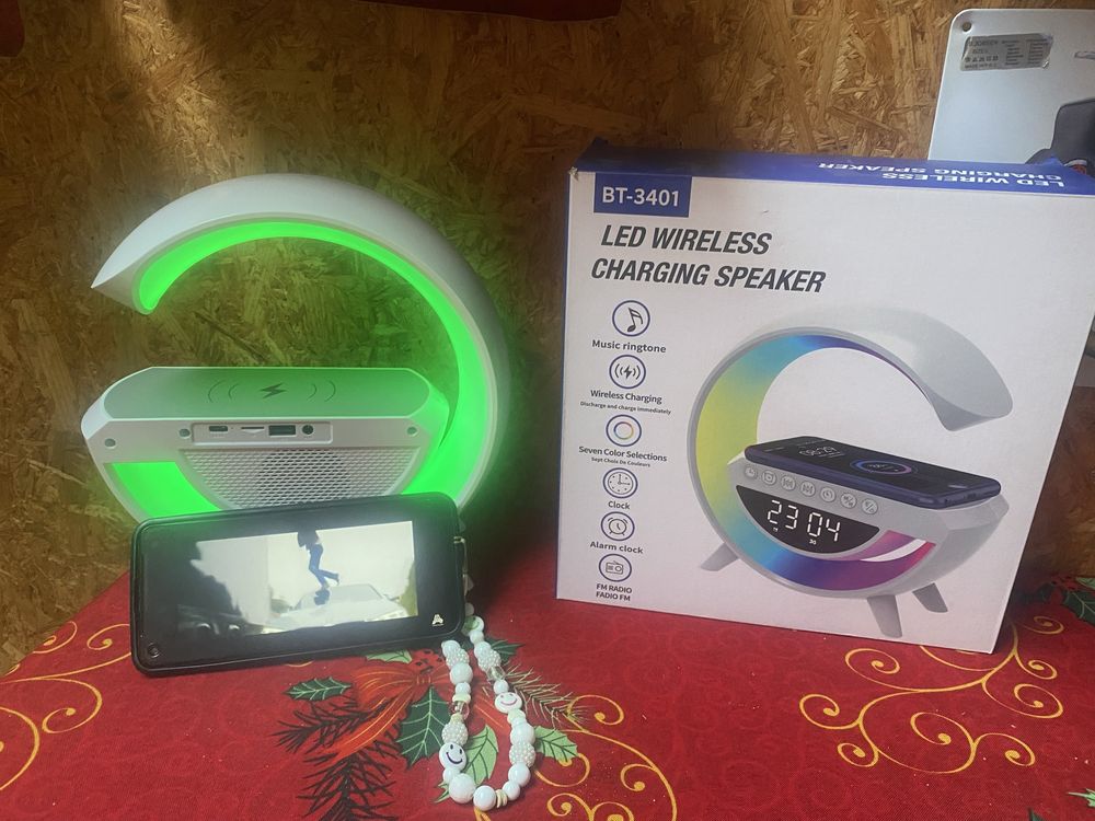 Despertador com luzes led e carrega telemoveis via wireless