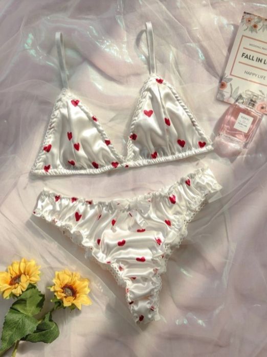 Satynowy komplet damski w serduszku.