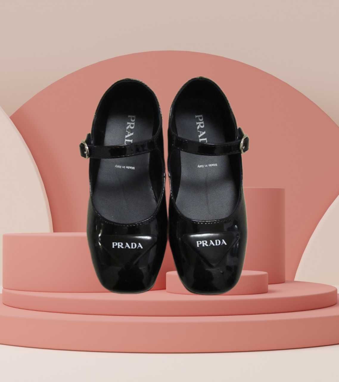 Элегантные лакированные туфли балетки с пряжкой-логотипом PRADA