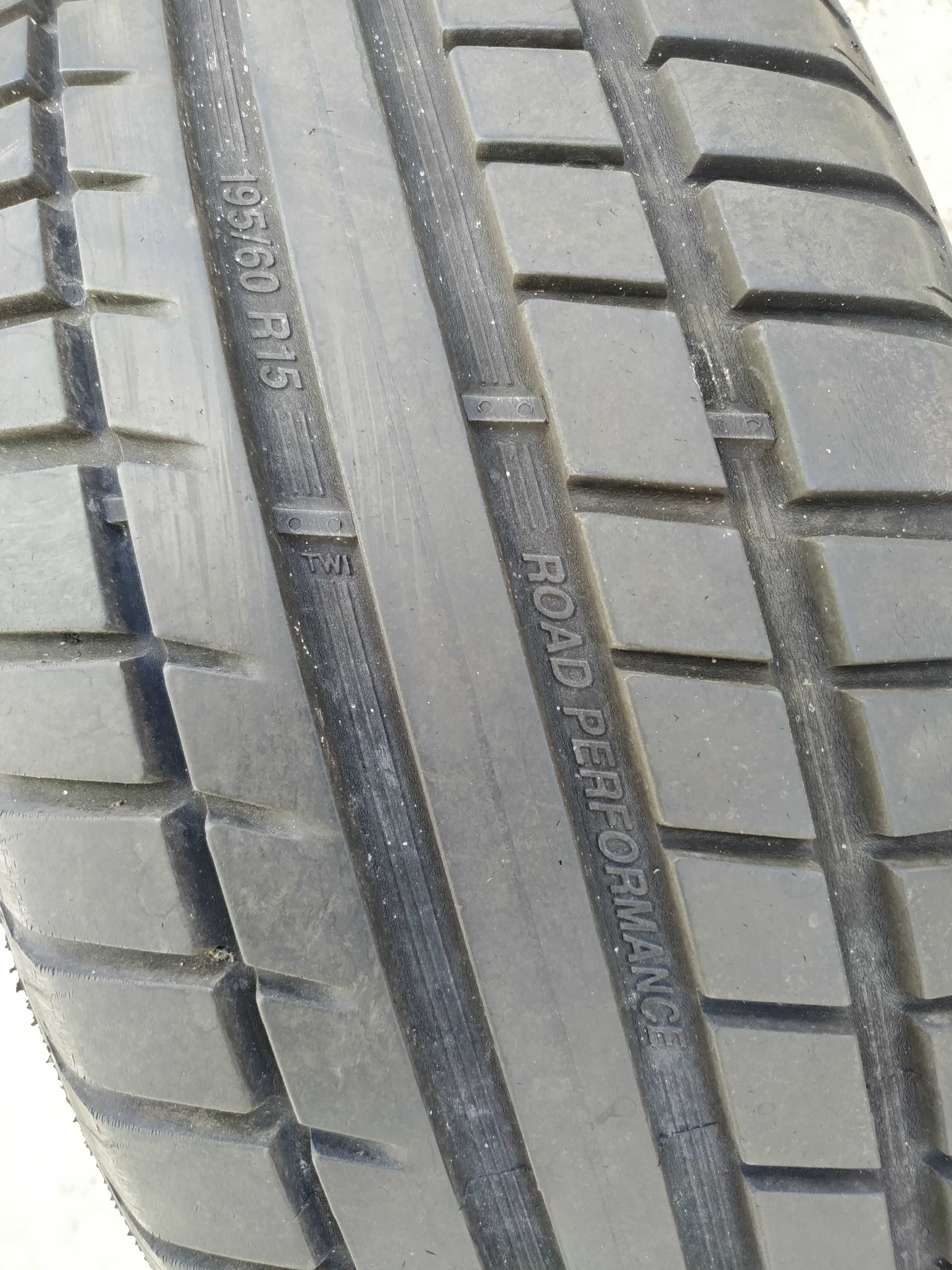 Pneus 195/60-R15 (50eu o par)