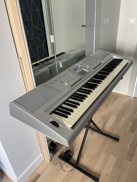 Keyboard, pianino Portable Grand Yamaha DGX-205