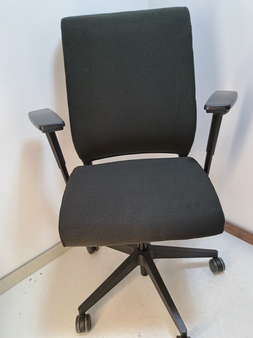 Fotel biurowy obrotowy Steelcase Think czarny,