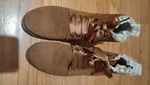 Botins castanhos.