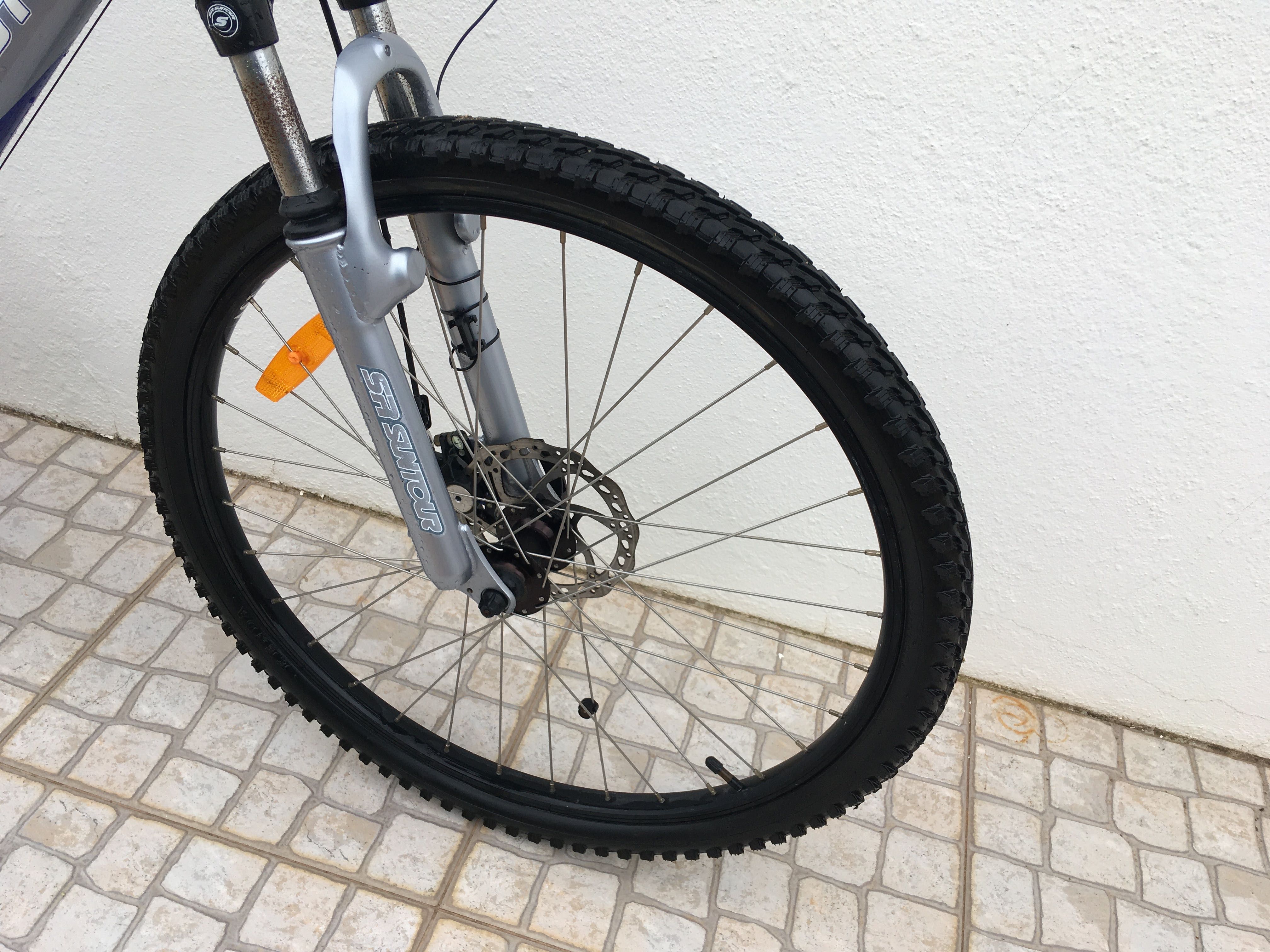 Bicicleta btt com travão de disco e roda 26”