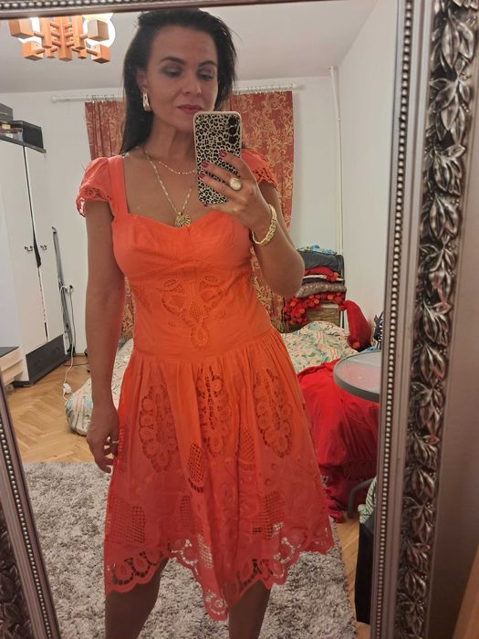 Koralowa haftowana sukienka Karen Millen rozm. L