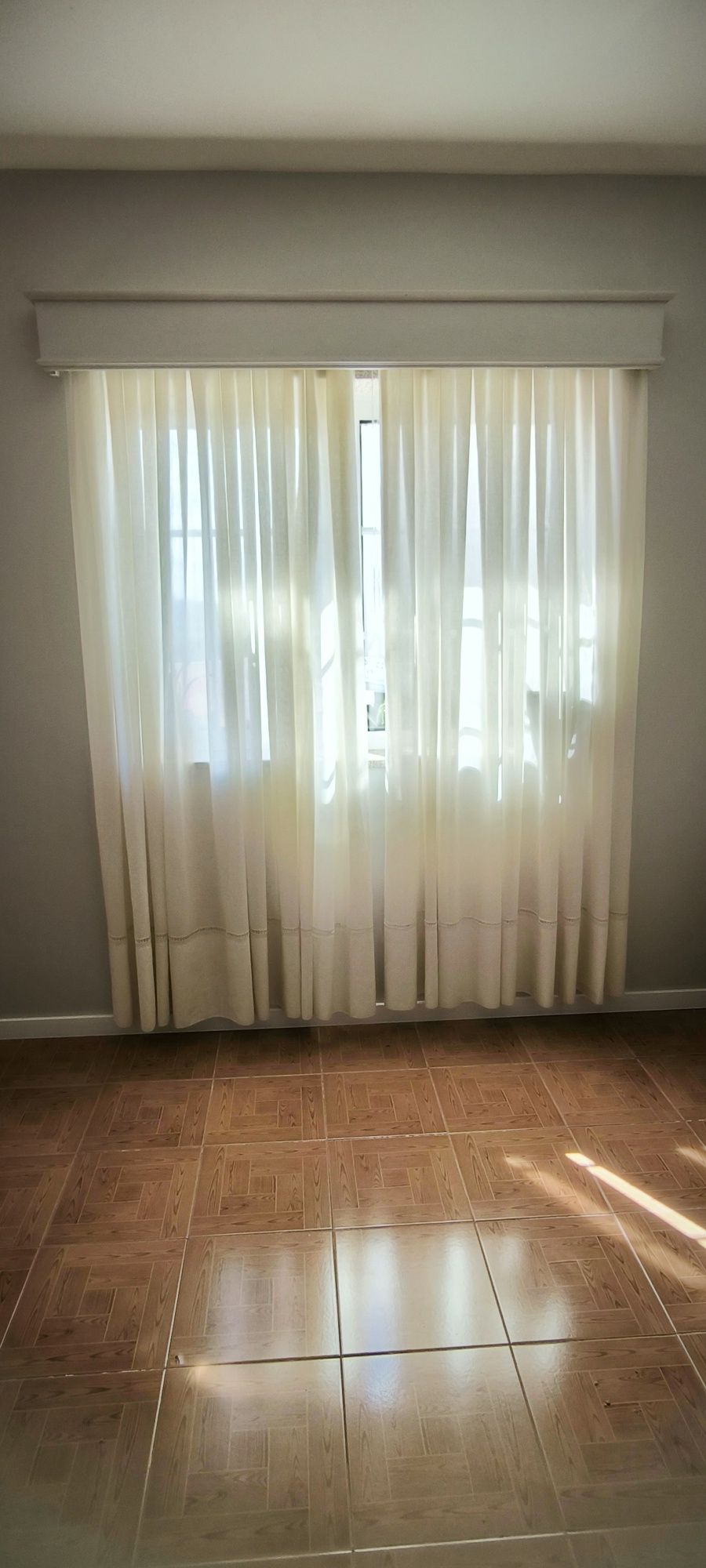Sanefas branco acizentado e Cortinas bege
