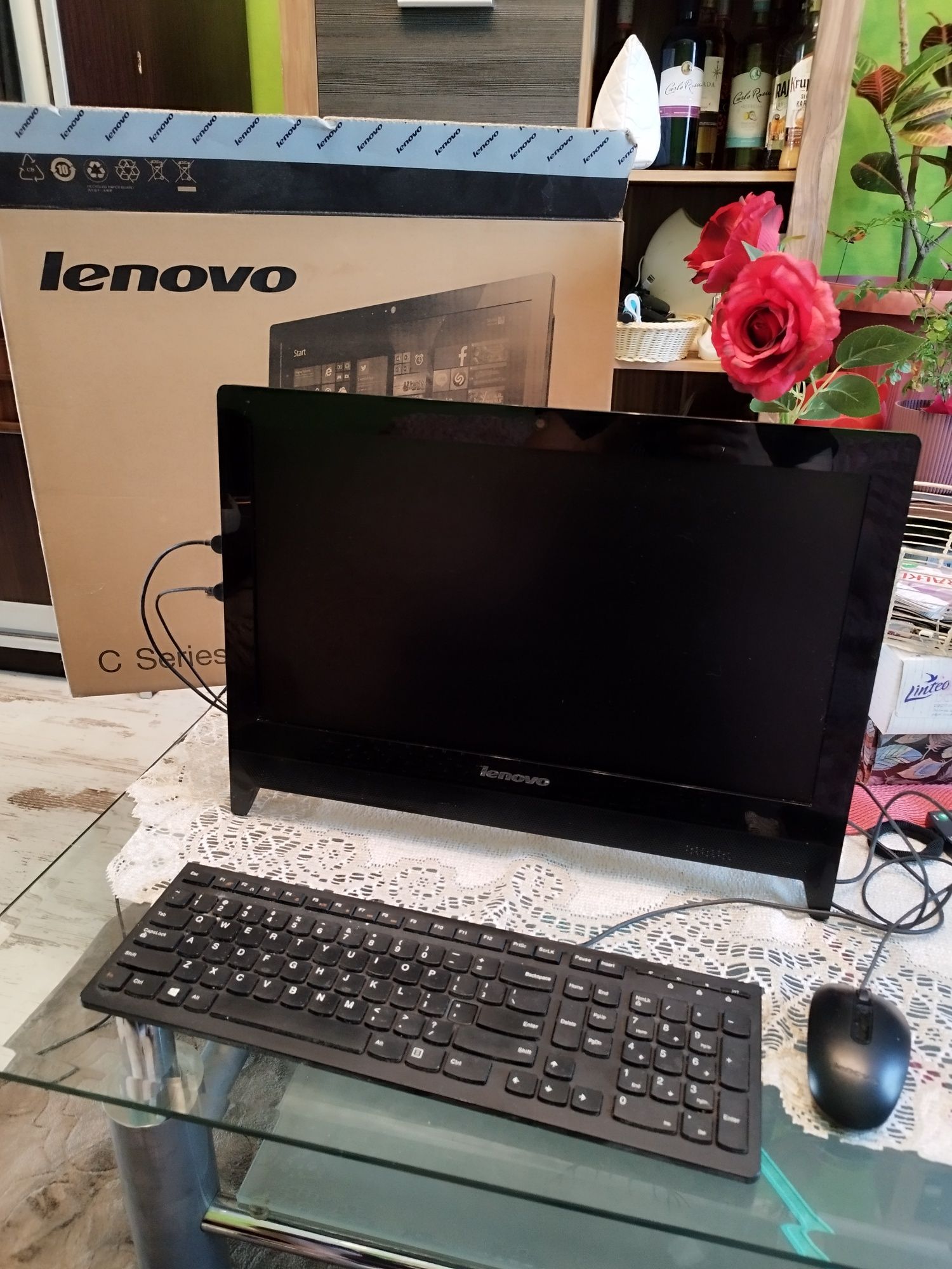Komputer z monitorem LENOVO