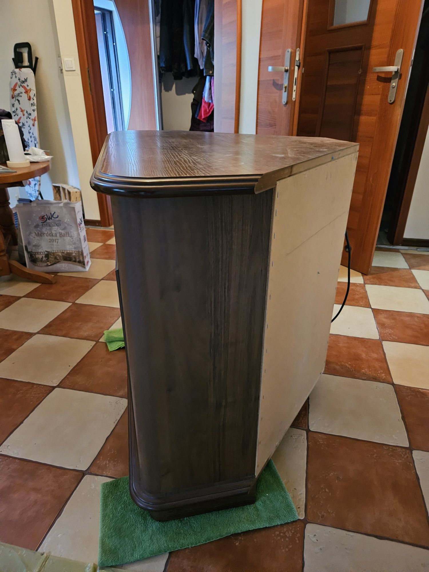 Szafka rogowa z drzwiczkami i miejscem na magnetowid pod telewizor
