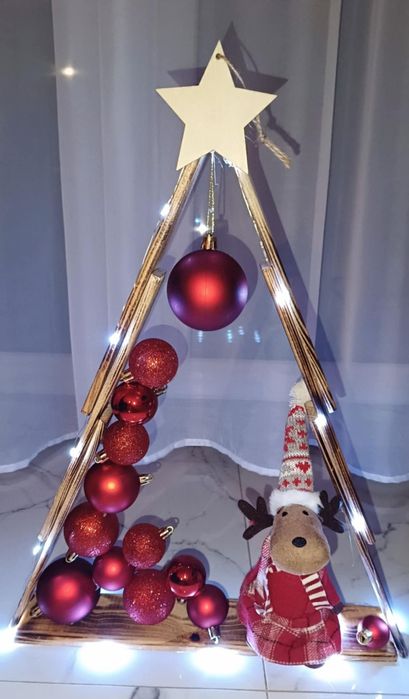 Choinka drewniana opalana z ozdobami