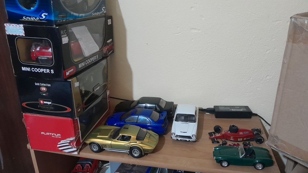 Dezenas e dezenas de miniaturas 1/18