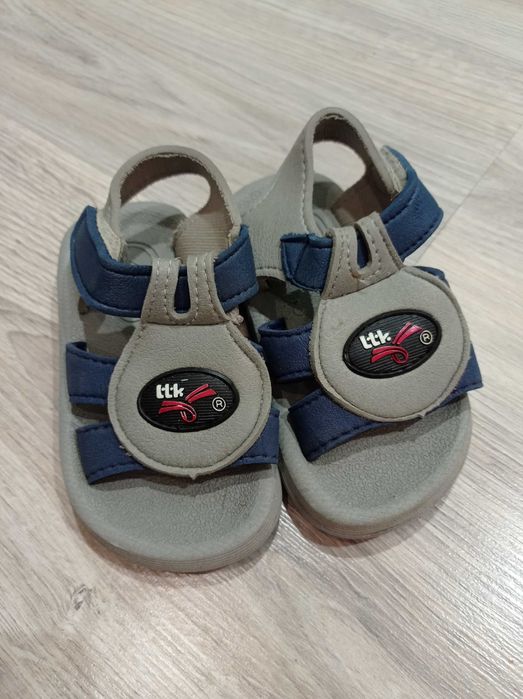 Тапочки, босоножки на липучке шлепанцы, кроксы.