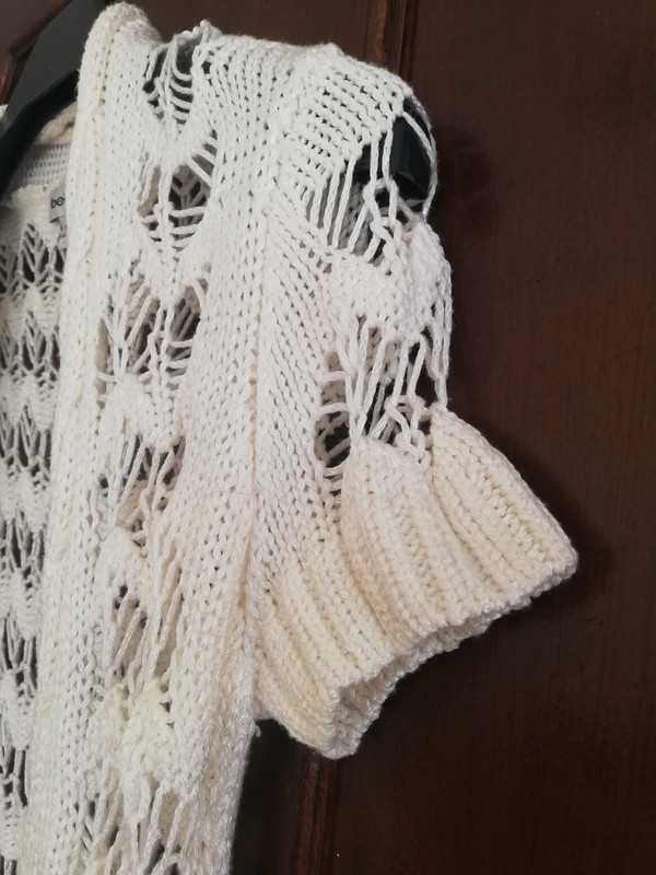 Roupa. Colete de renda branco.