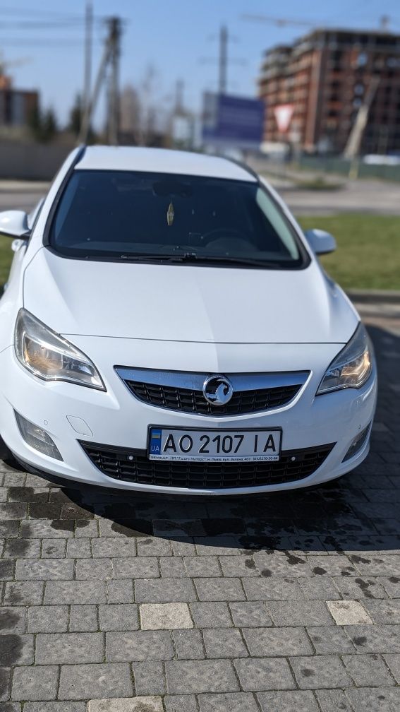 Opel Astra J 2012 (гарний стан)