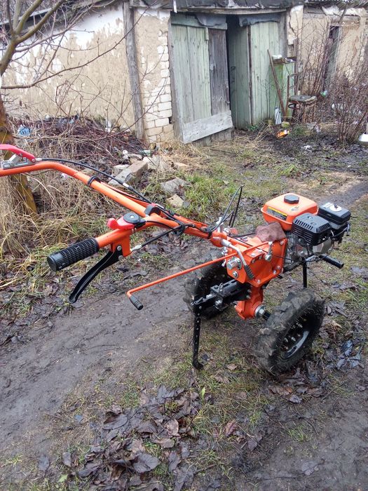 Продам мотоблок.  Почти новий.  В работе бил мало.
