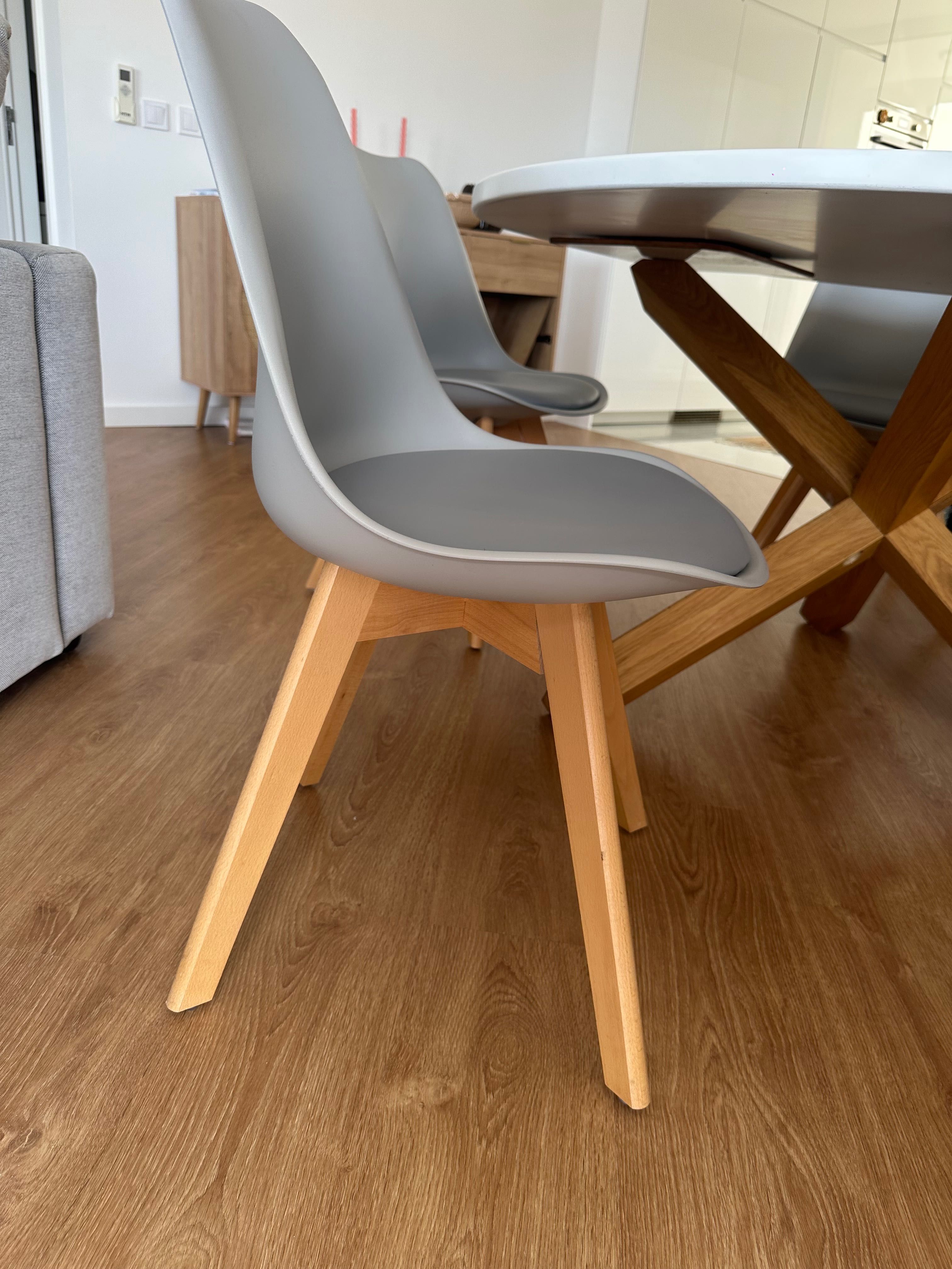 Conjunto mesa e cadeiras