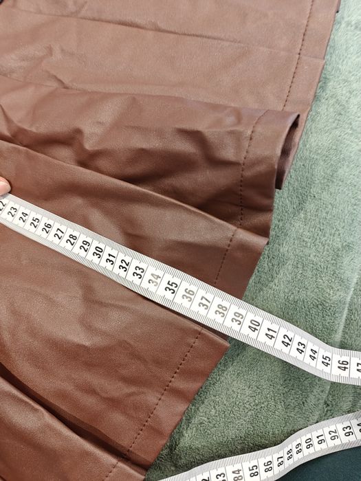 Dwuczęściowy komplet: krótka kurtka i plisowana spódnica