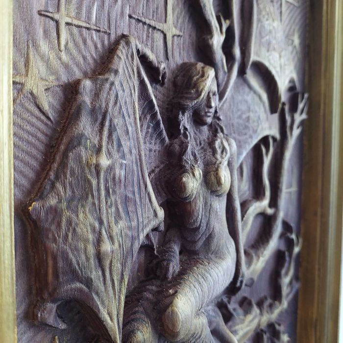 Płaskorzeźba drewno kobieta w ramie PREMIUM