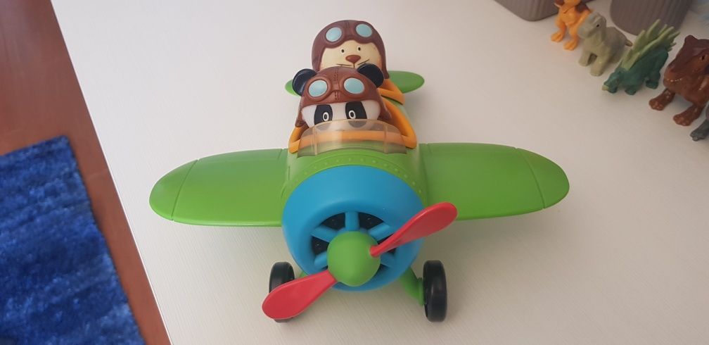 Avião do panda a pilhas