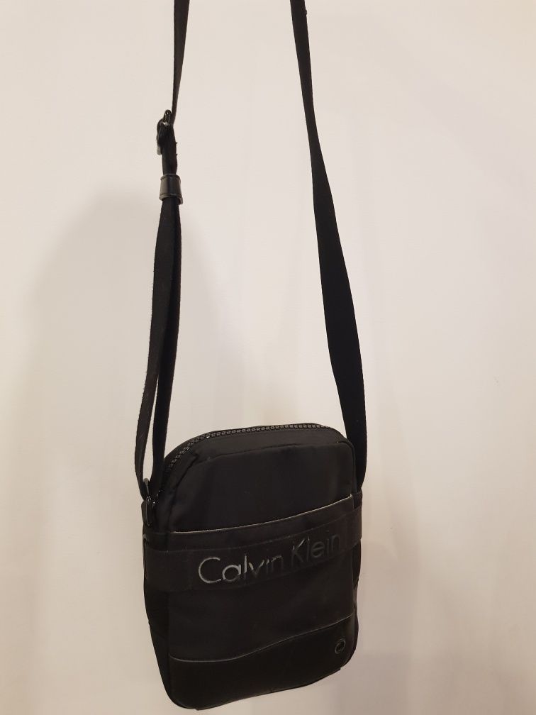 Torba na ramię firmy Calvin Klein czarna