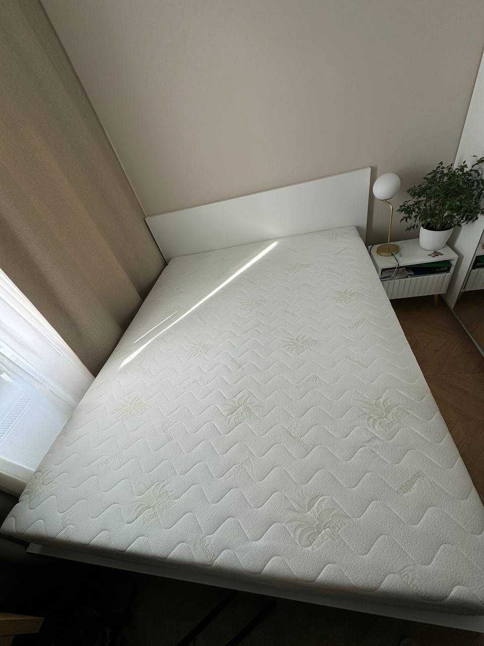 Sprzedam materac 200/160/30. Wysoki i solidny w bardzo dobrym stanie