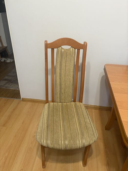 Zestaw mebli stan idealny. Stół z krzeslami , szafa i komoda .