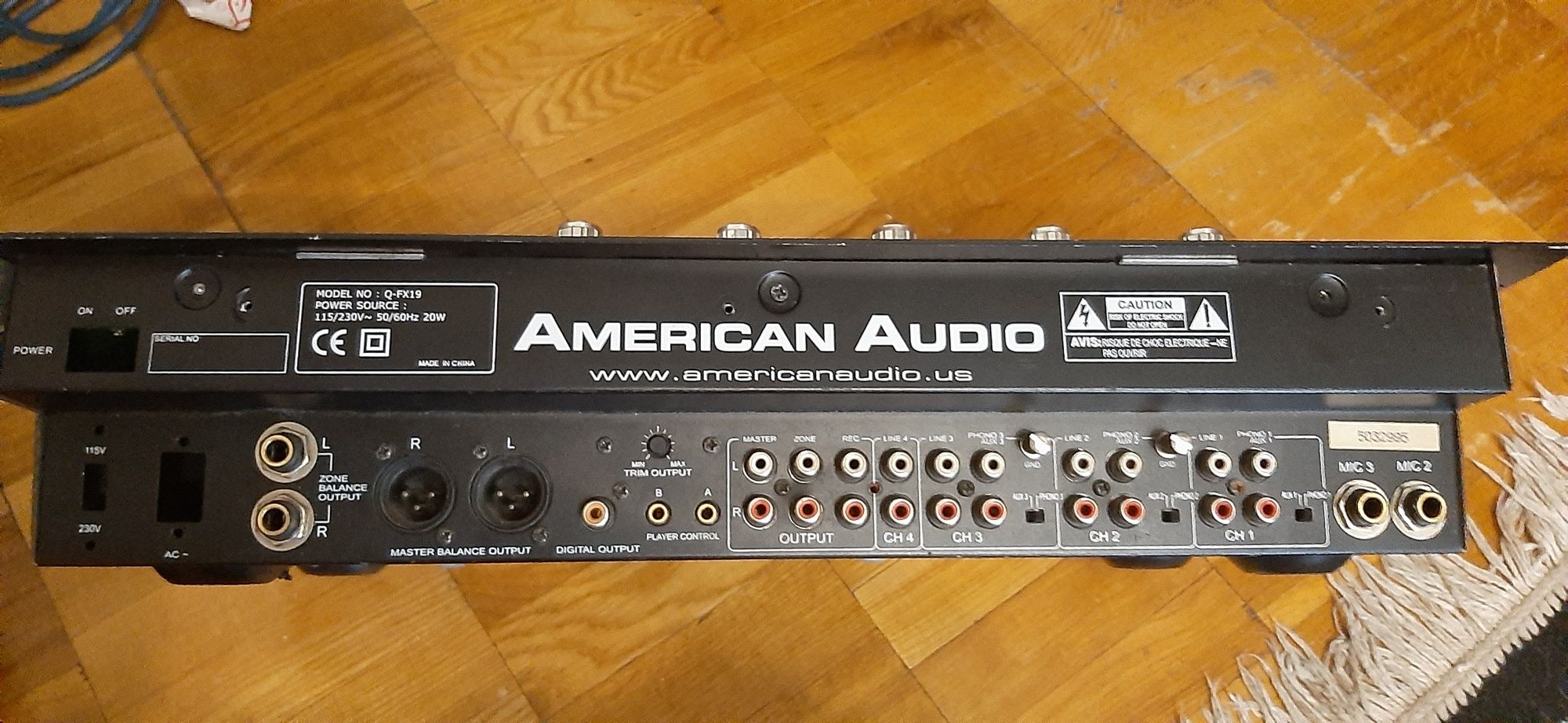 American Audio Q-FX 18 -профессиональный четырехканальный DJ-микшер.