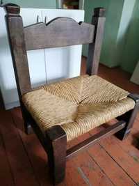 Piękne drewniane krzeslo