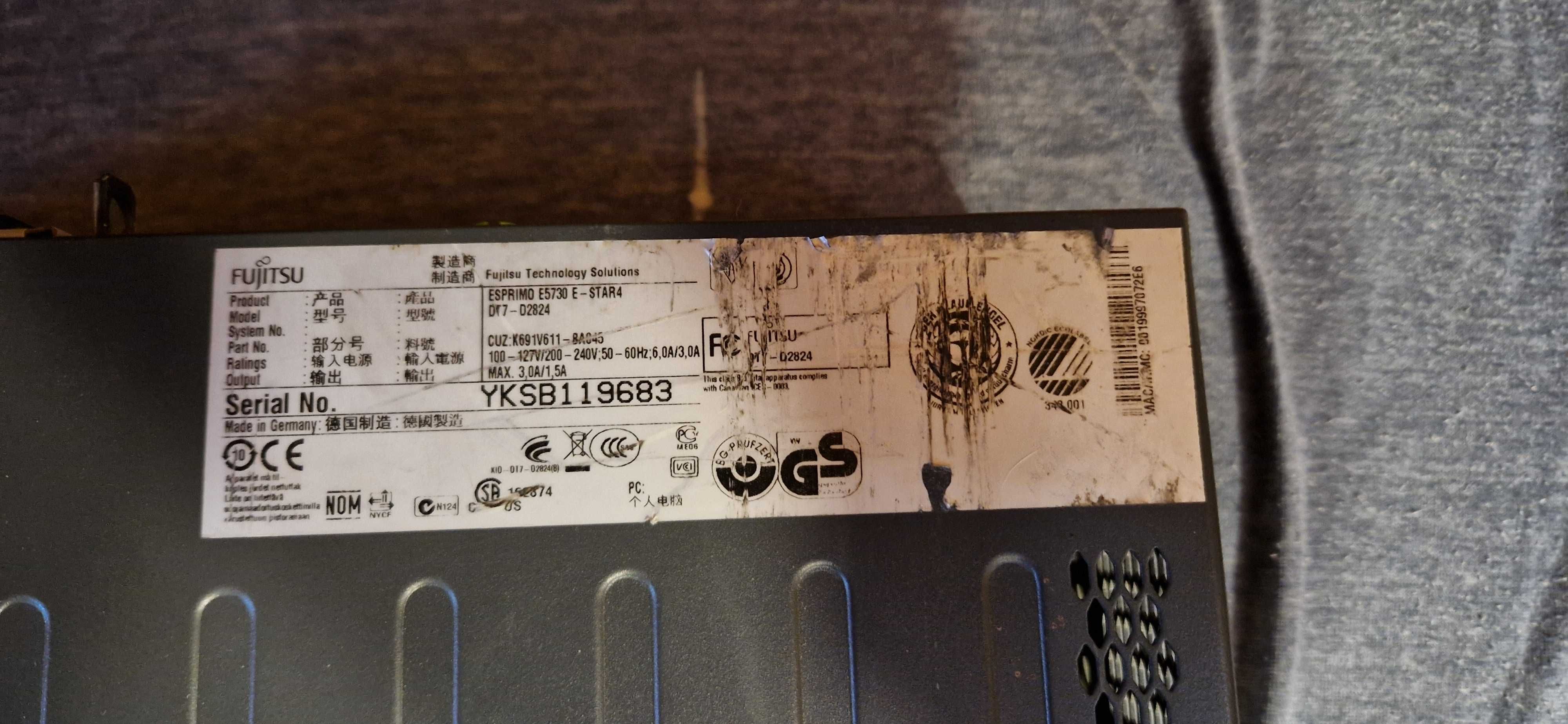 Mały komputer stacjonarny fujitsu
