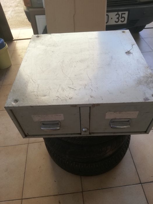 armário vintage/pés mesa madeira