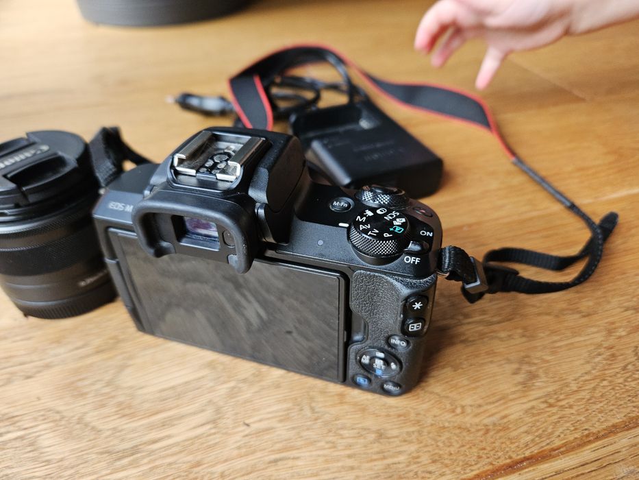 Canon EOS M50 + 15-45mm + 22mm f2 + 3 baterie stan BDB aparat