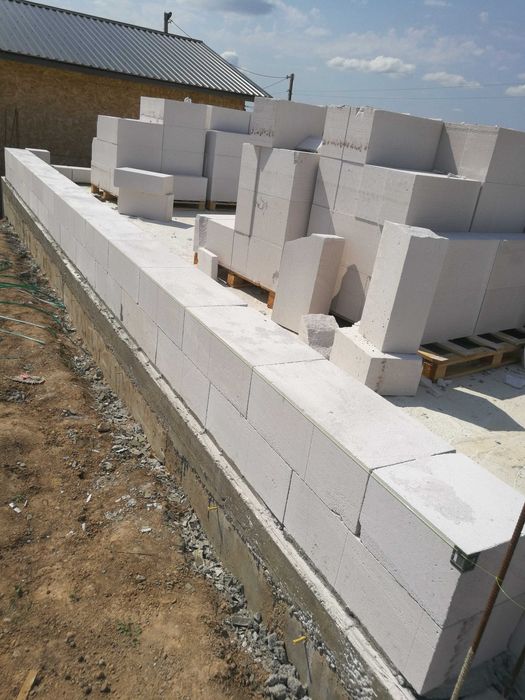 Строительные работы, фундамент,стены, крыша.