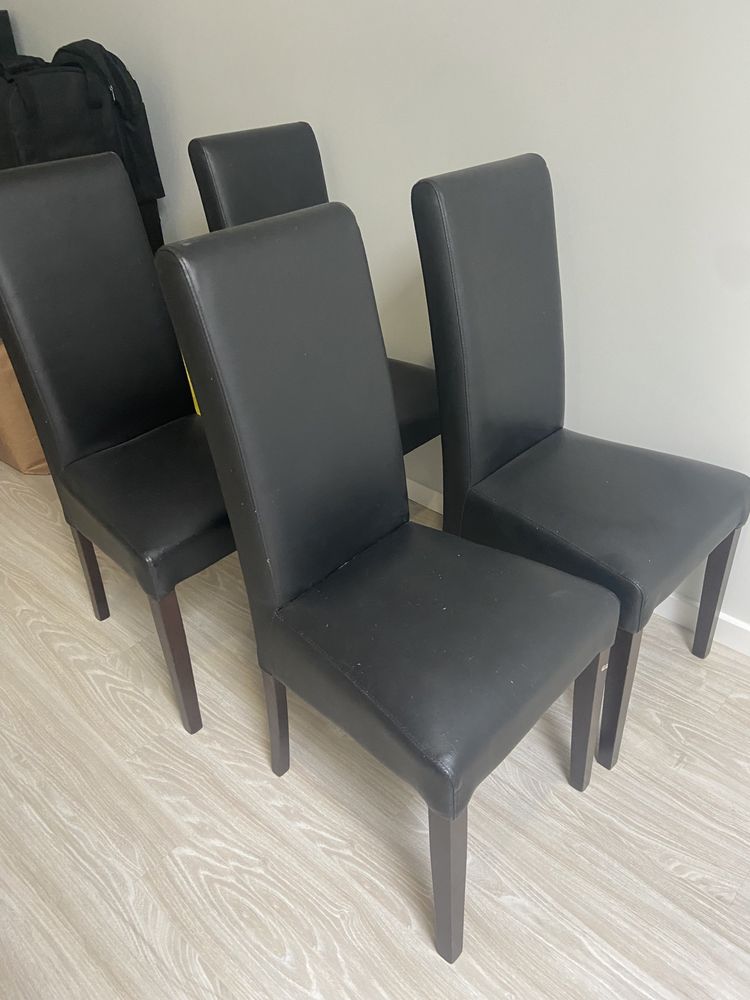 Mesa extensível em wengue + 4 cadeiras (oferta)