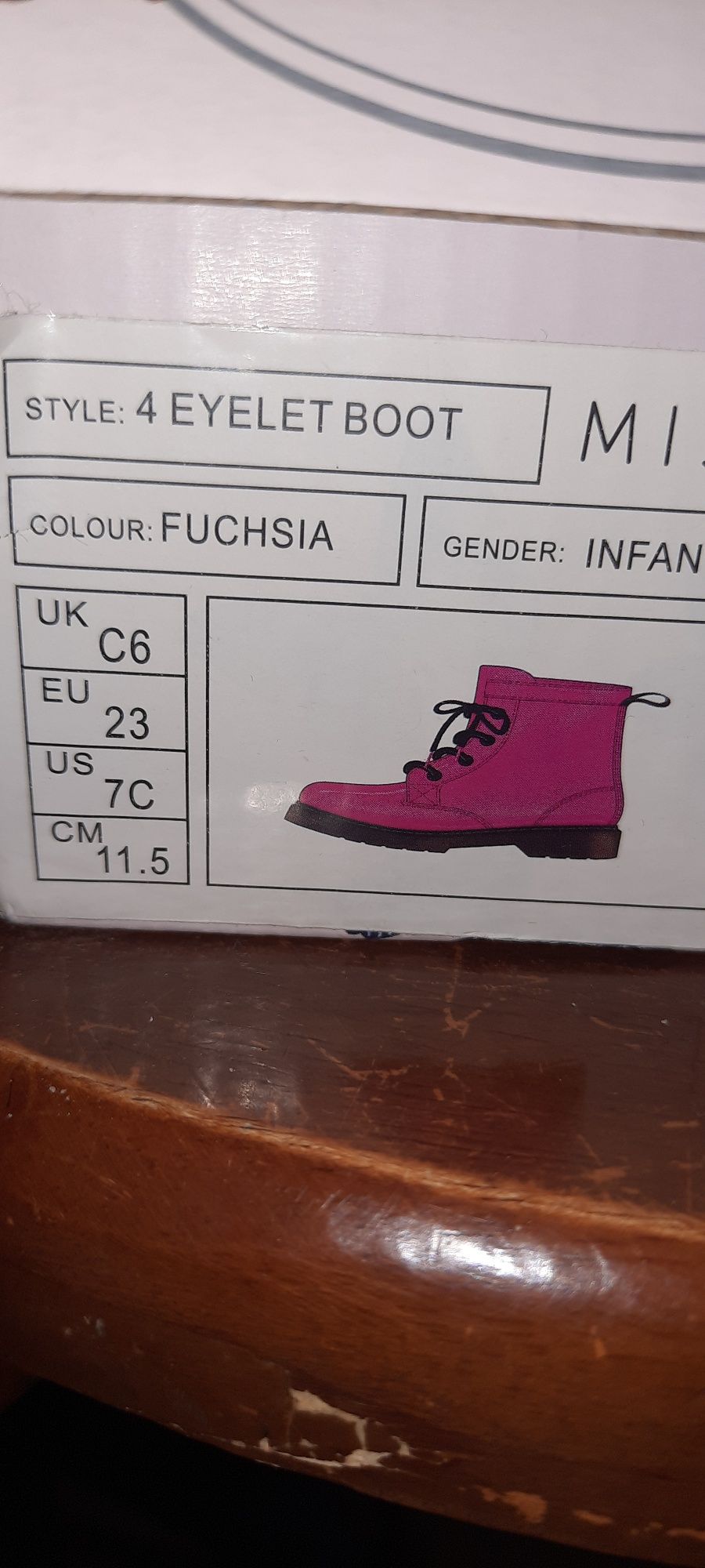Продам яркие  ботинки для девочки