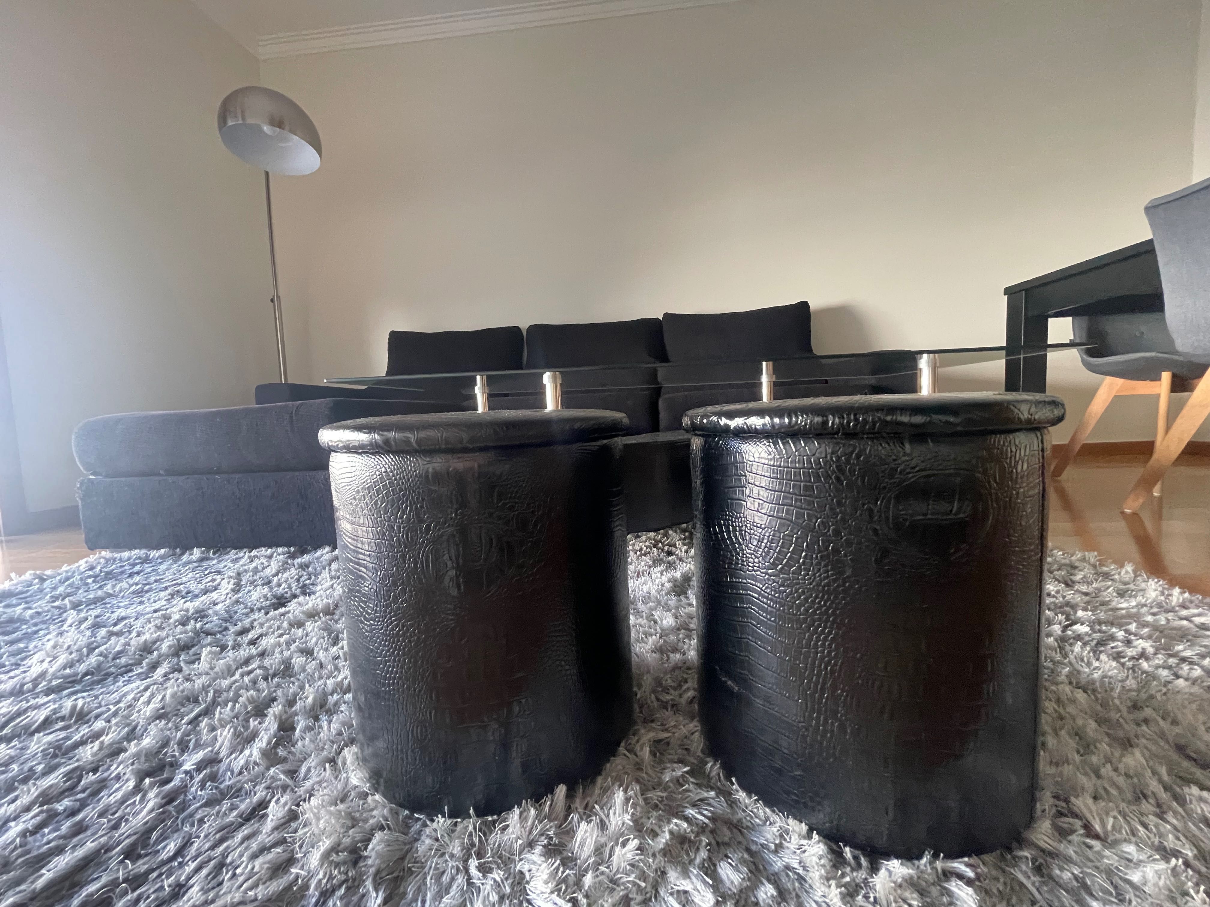 Mesa de Centro com Tampo de Vidro + 2 Bancos, Moderna em Ótimo Estado