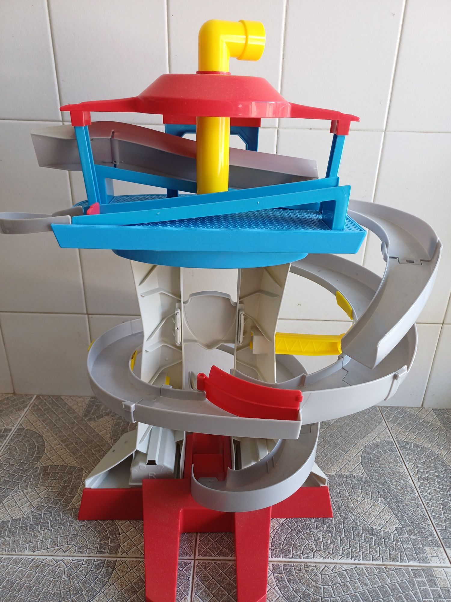 Torre da Patrulha Pata com os carros