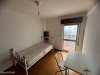 654696 - Quarto com cama de solteiro, com varanda, em apartamento...