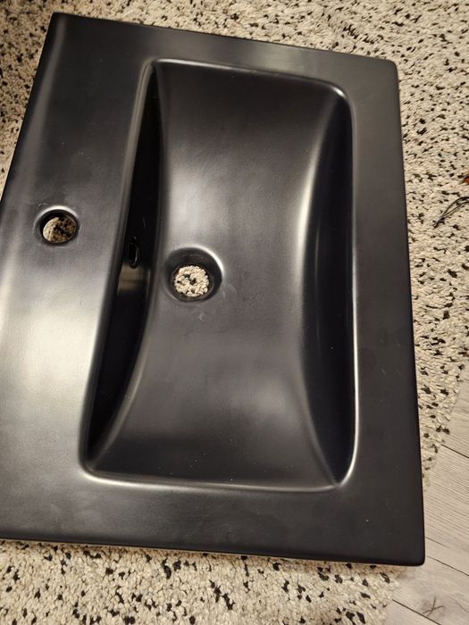 Czarna ceramiczna umywalka o wymiarach 61,5/46,5 cm