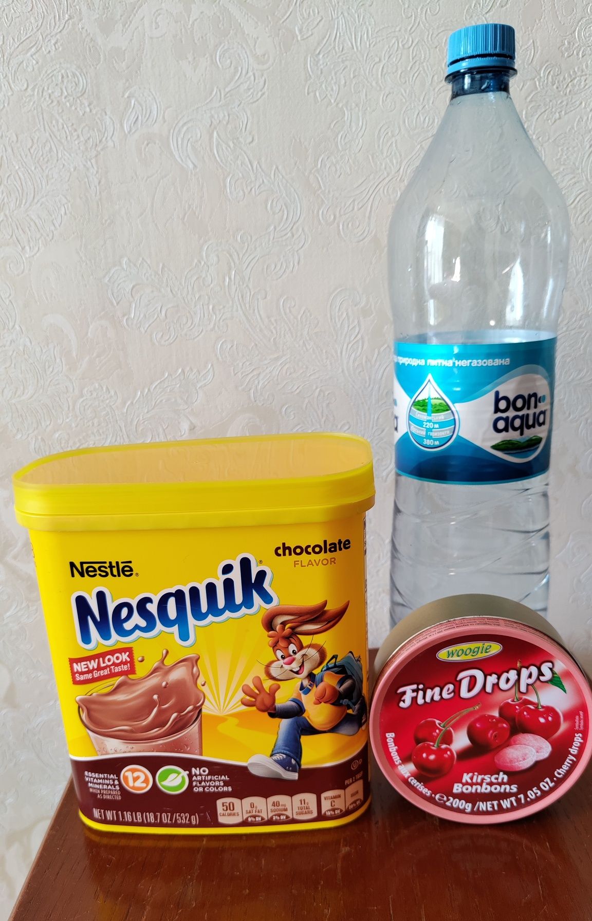 Пластиковая коробка от Nesquik и жестяная коробка от драже одним лотом