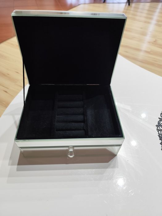 Szkatułka na biżuterię